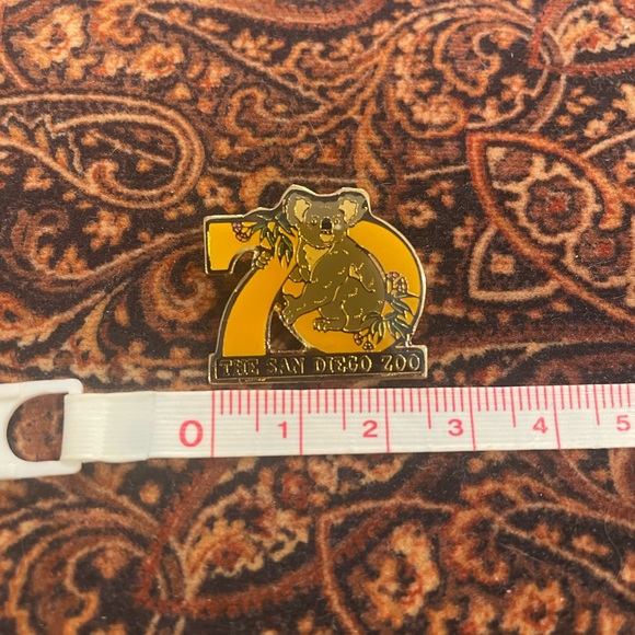 Vintage San Diego Zoo 70 Year Anniversary Pin Collection Lot - Picture 6 of 7